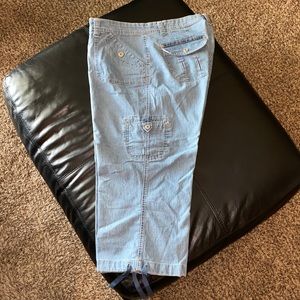 Jones New York Women’s Faded Denim Look Capri Pants. Women’s Size 12.